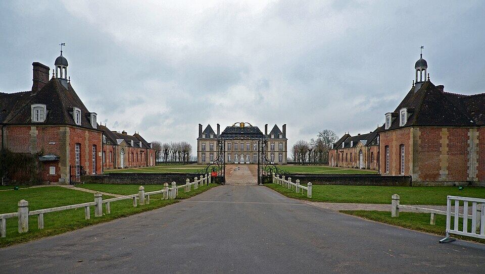 Entrée de la cour d’honneur du Haras national du Pin